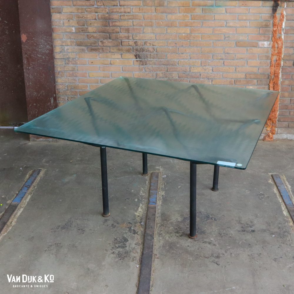 Glazen eettafel