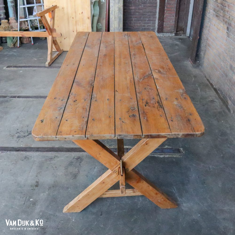 Houten kruispoottafel
