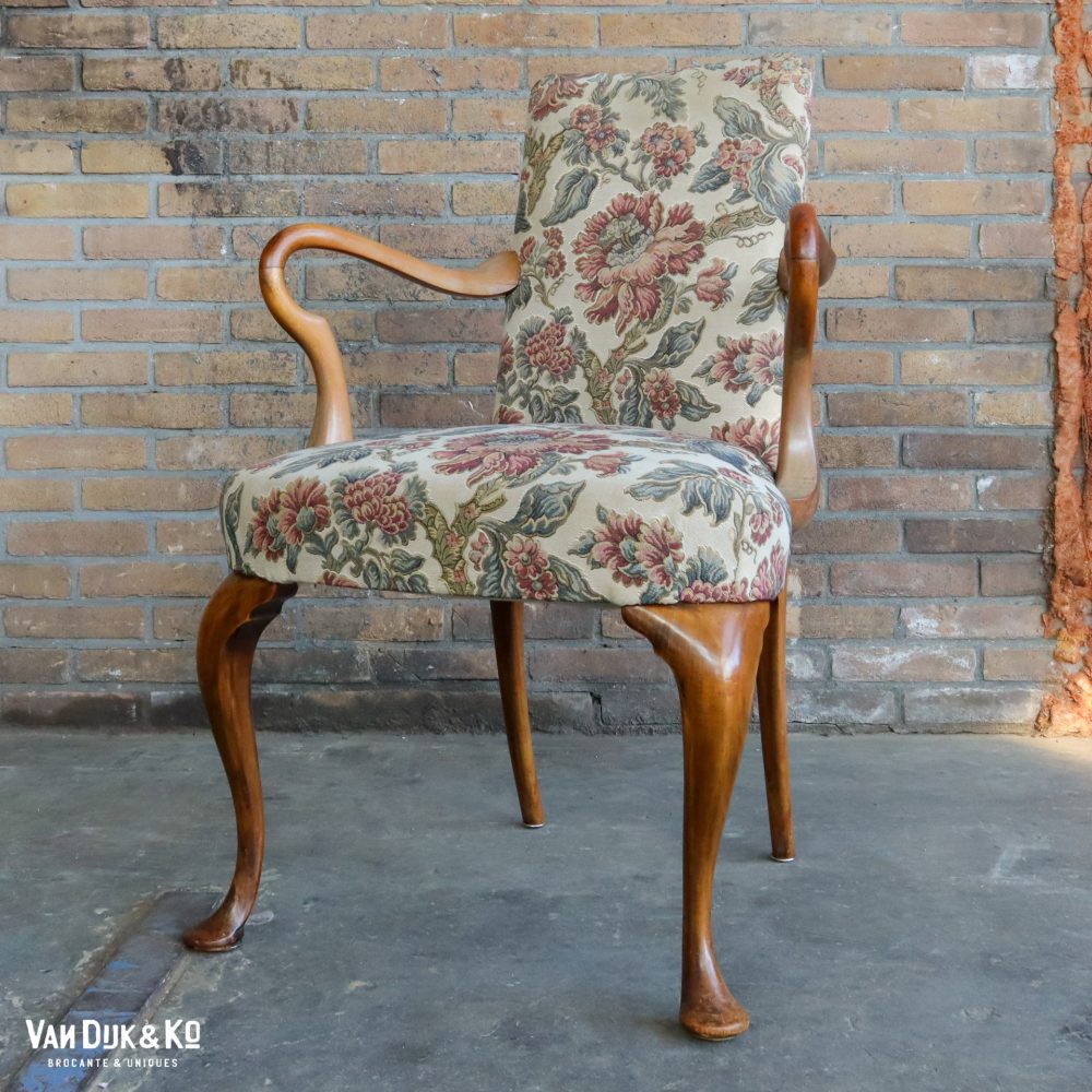 Vintage fauteuil met bloemen