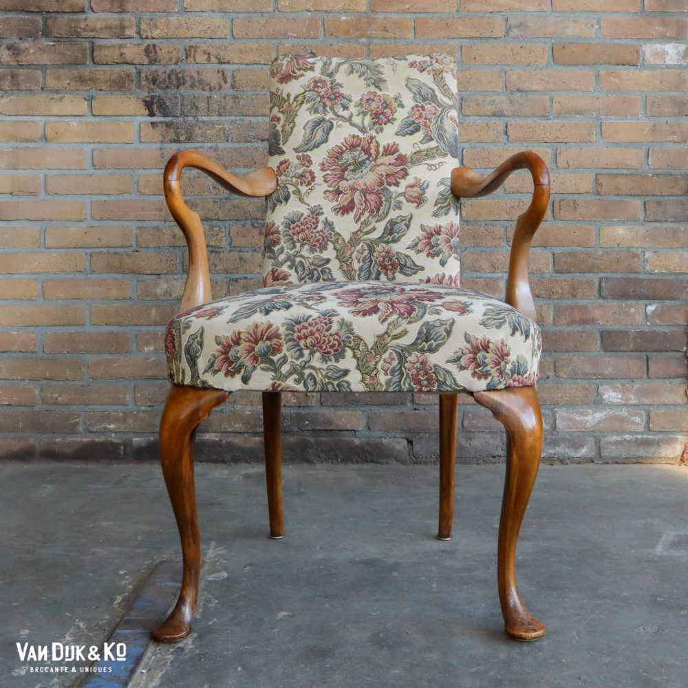 Vintage fauteuil met bloemen