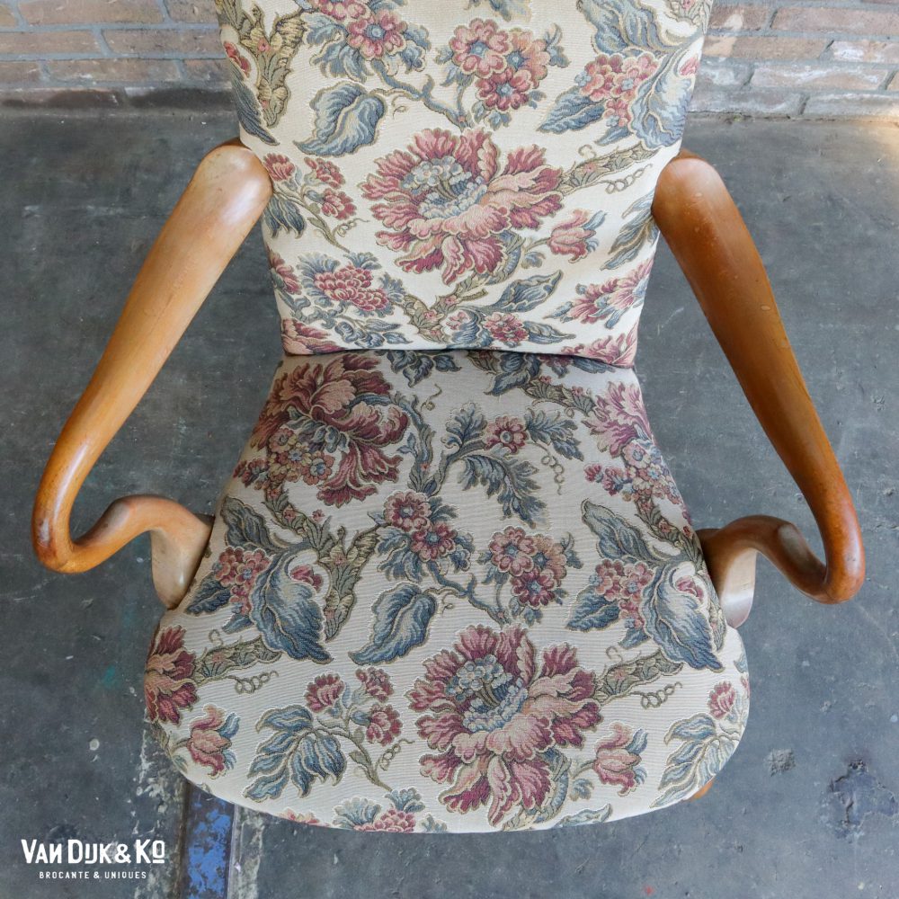 Vintage fauteuil met bloemen