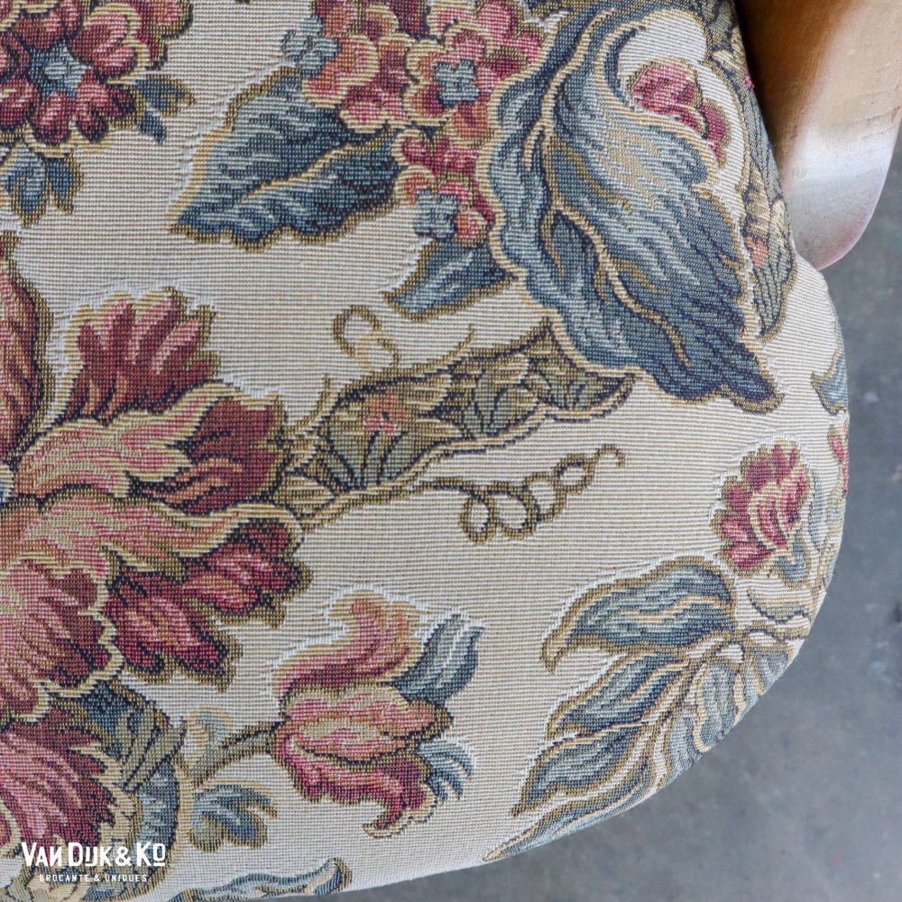 Vintage fauteuil met bloemen
