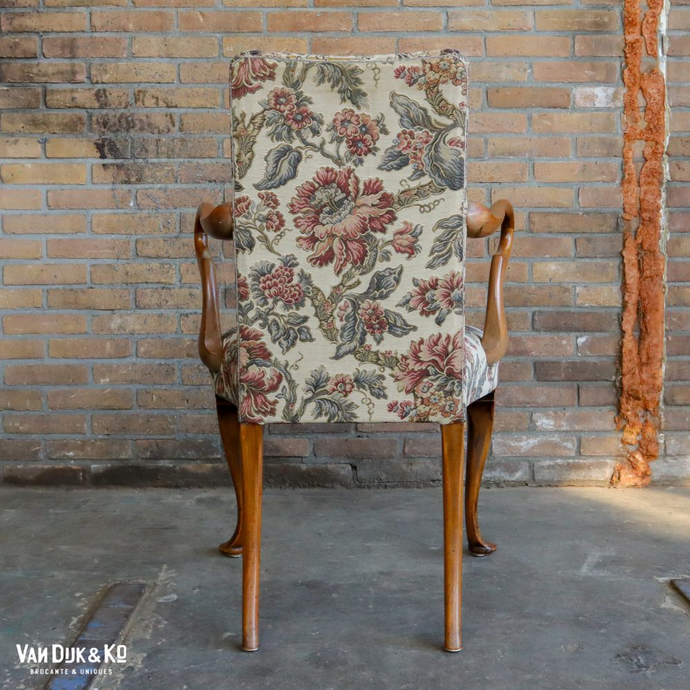 Vintage fauteuil met bloemen