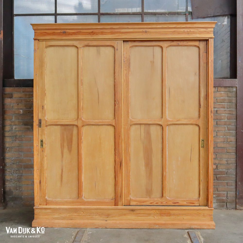 Houten linnenkast met schuifdeuren