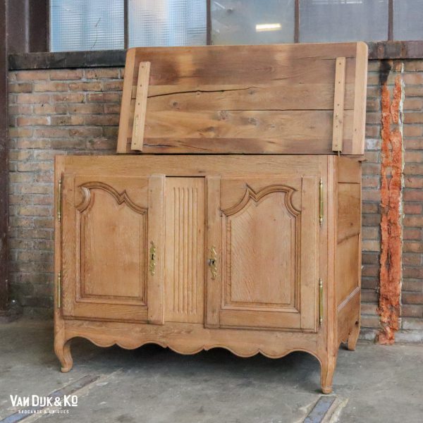 Houten kast met klep