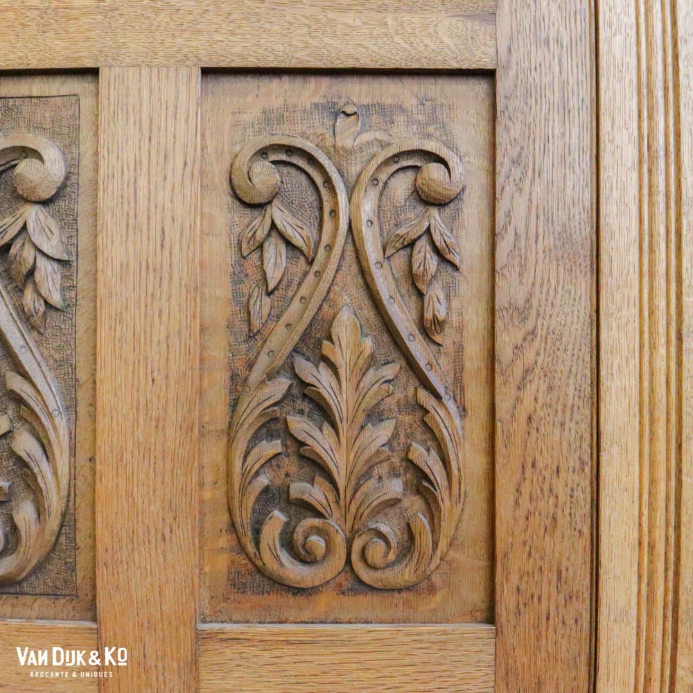 Houten wandkast linnenkast