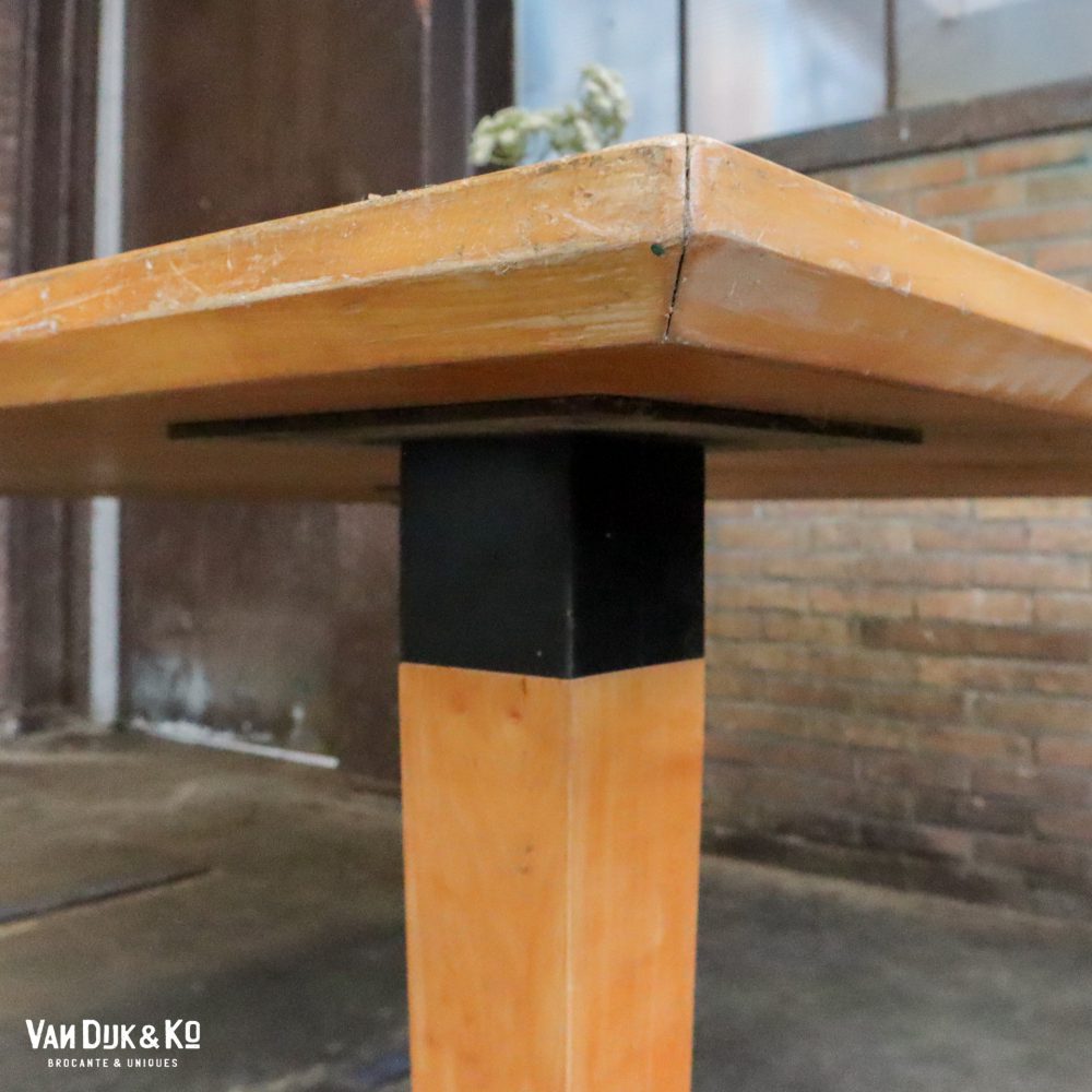Vierkante eettafel