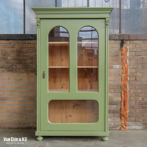 Brocante groene vitrinekast