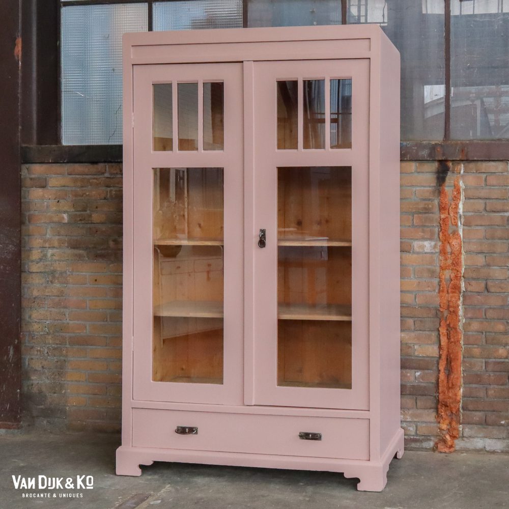 Brocante roze vitrinekast