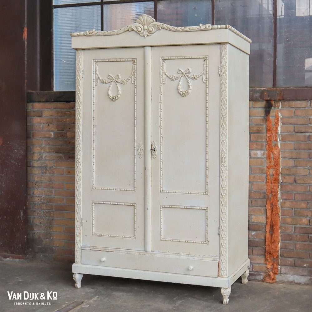 Brocante witte linnenkast