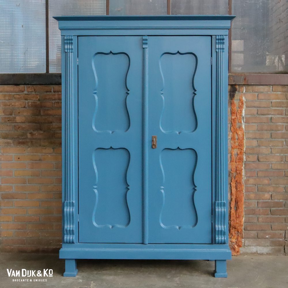 Blauwe linnenkast