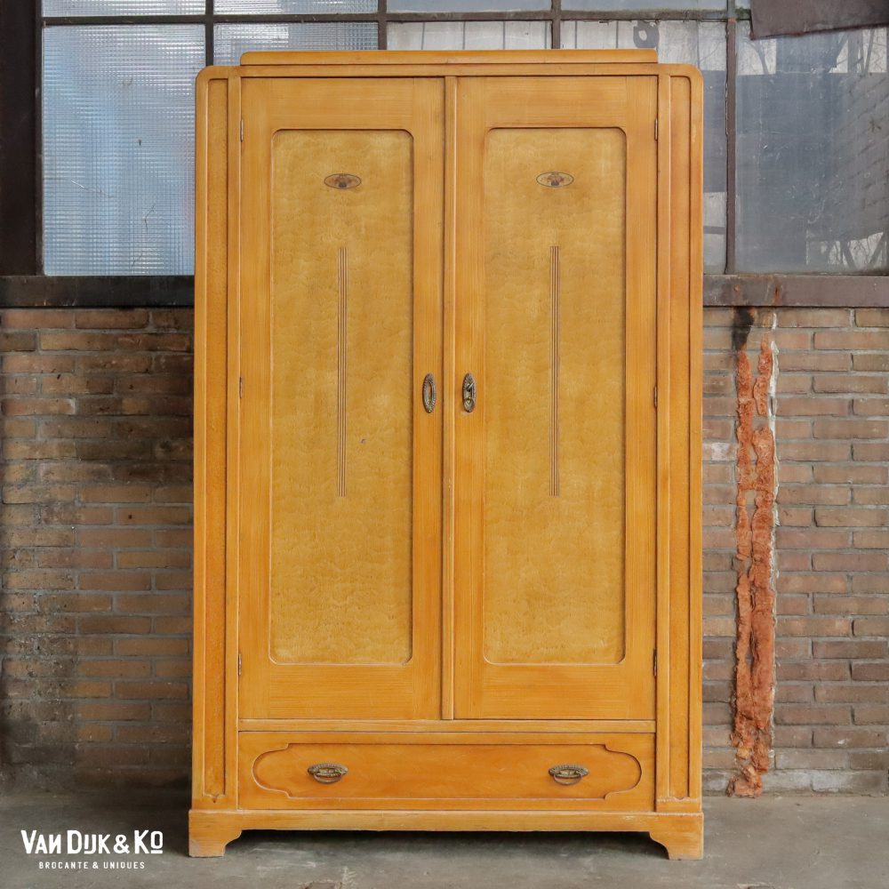 Brocante bruine linnenkast