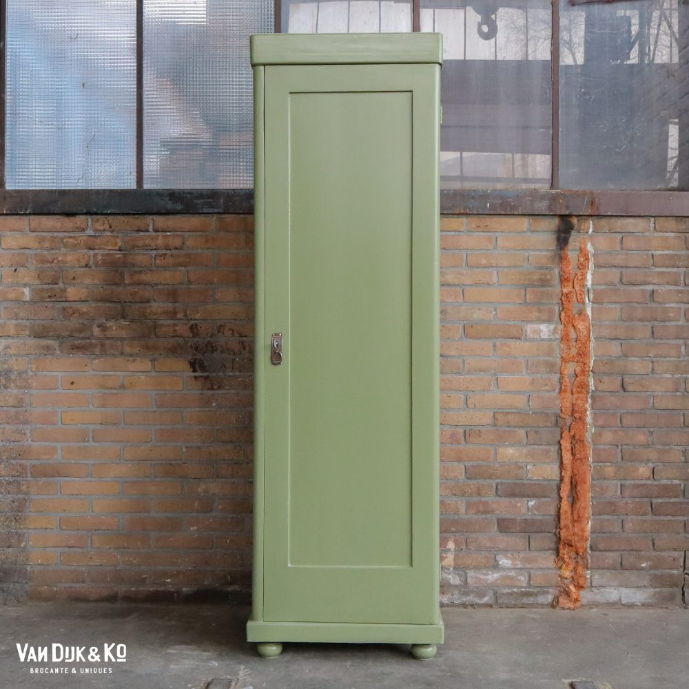 Groene eendeurs linnenkast