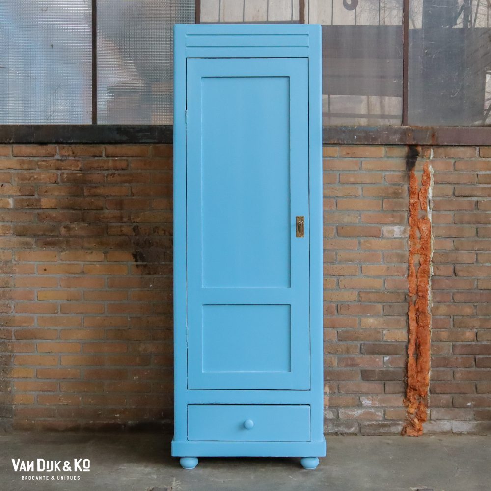 Blauwe eendeurs linnenkast