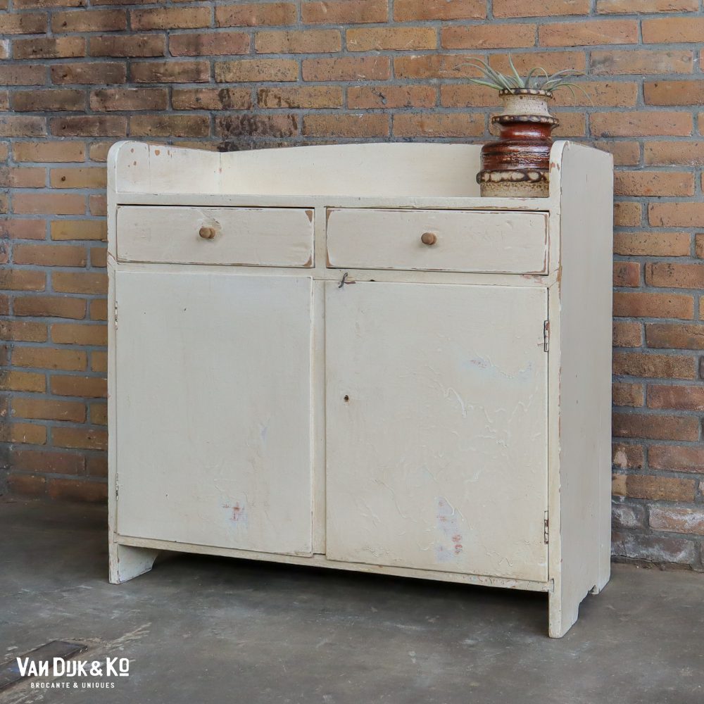 Brocante crème kleurige commode