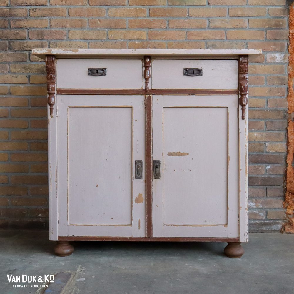 Brocante oud roze onderkast