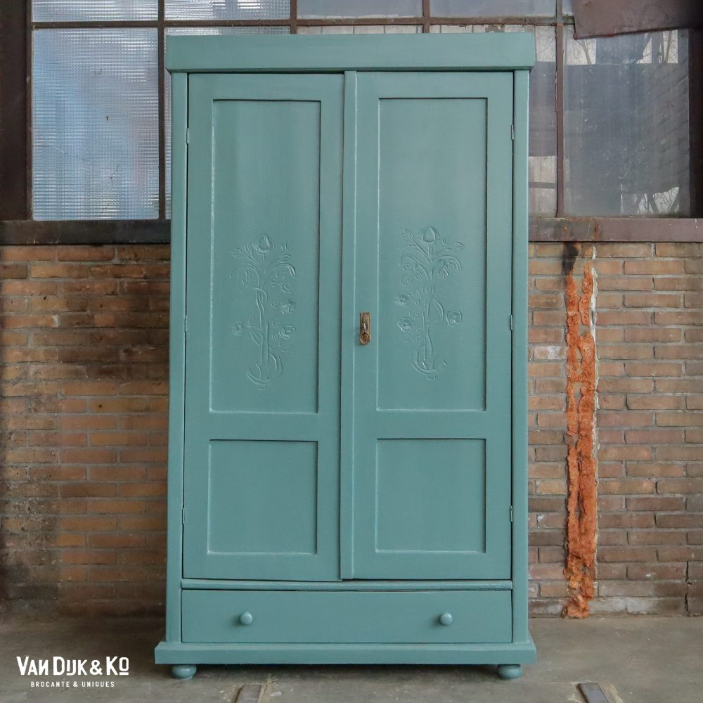 Brocante groenblauwe linnenkast
