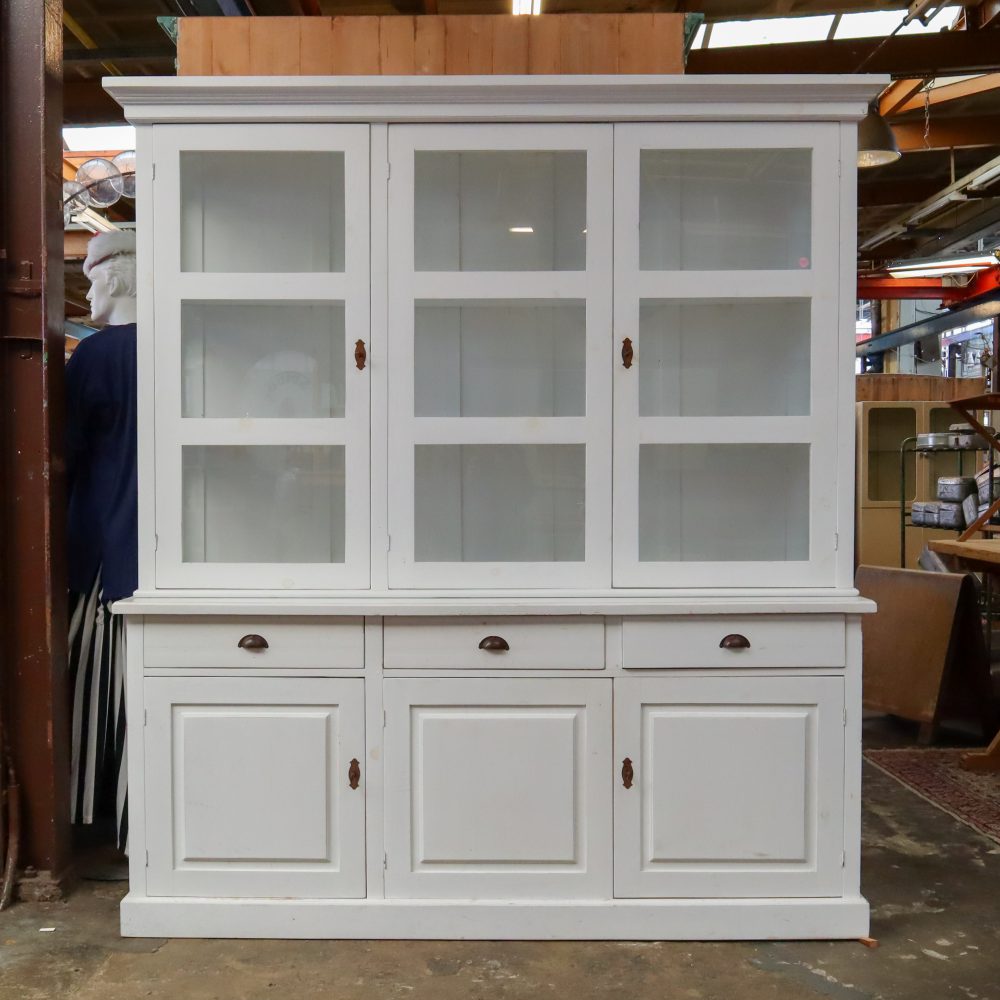 Witte winkelkast