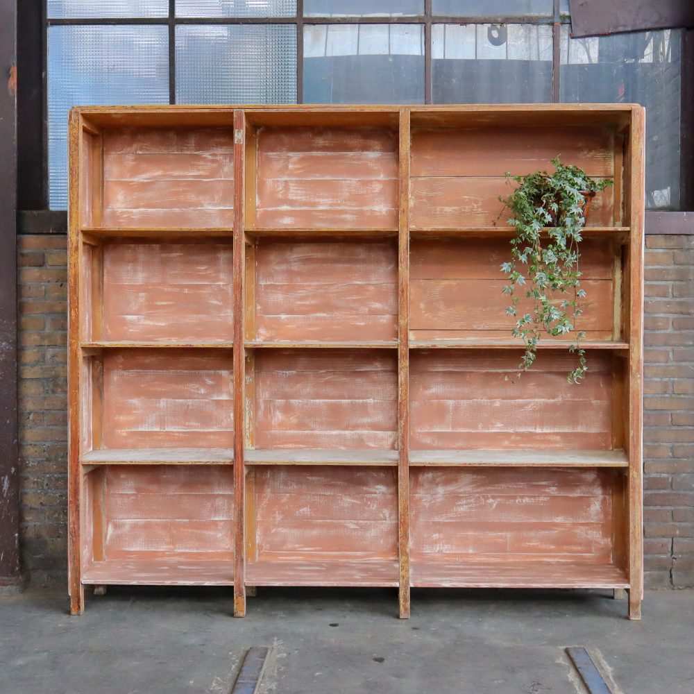Brocante houten vakkenkast