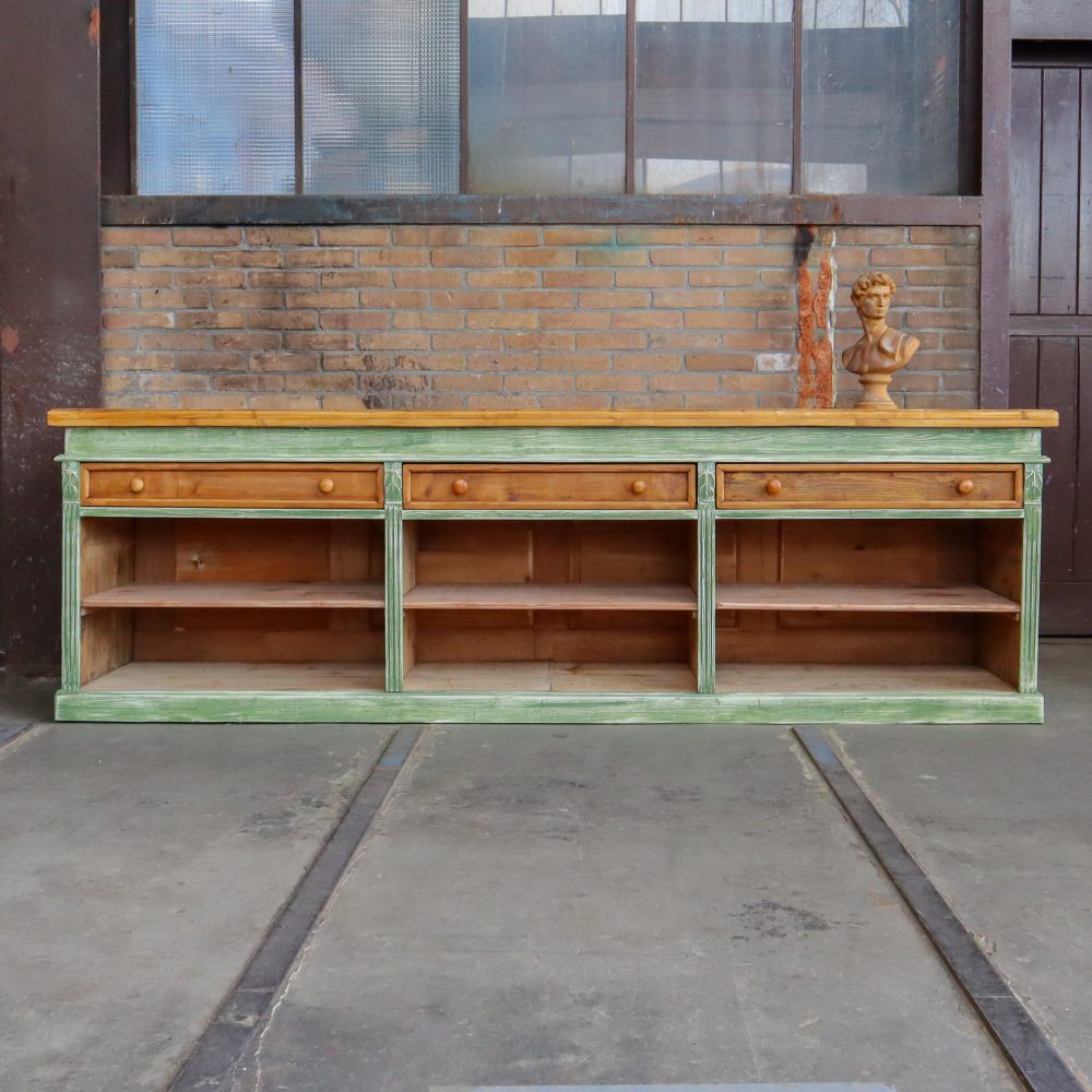 Groene houten toog