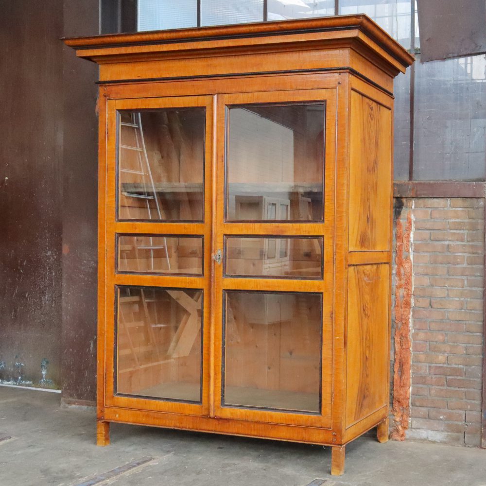 Vintage houten vitrinekast