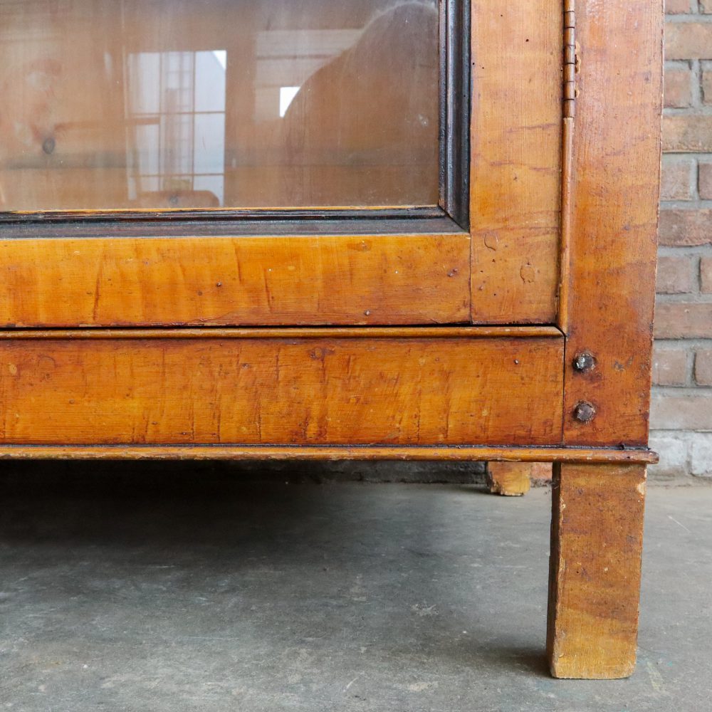 Vintage houten vitrinekast - Afbeelding 11