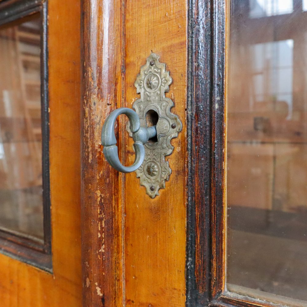 Vintage houten vitrinekast - Afbeelding 10