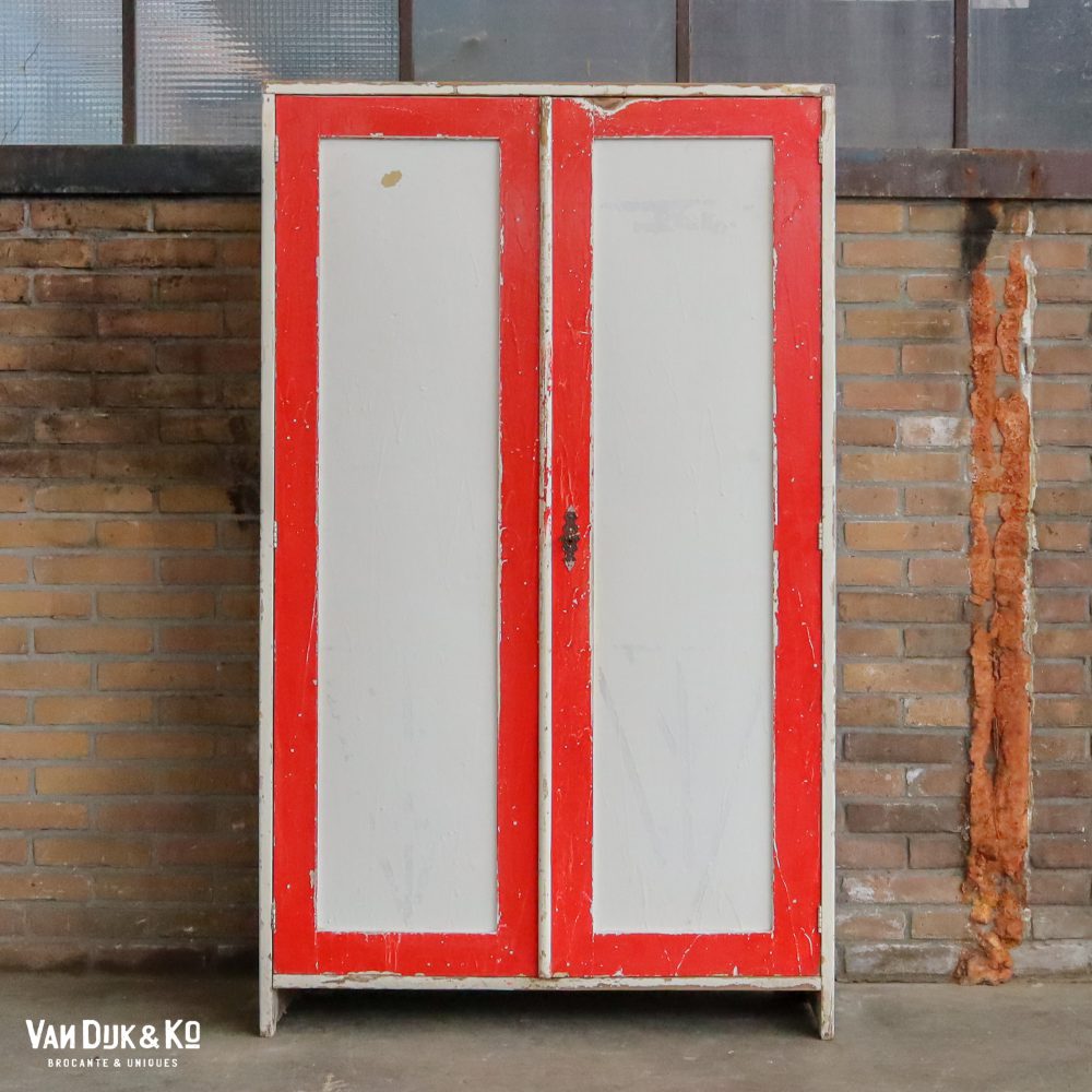 Rood-witte linnenkastje