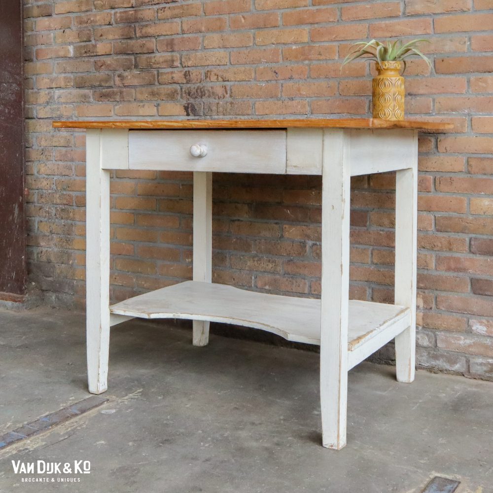 Witte tafel met lade