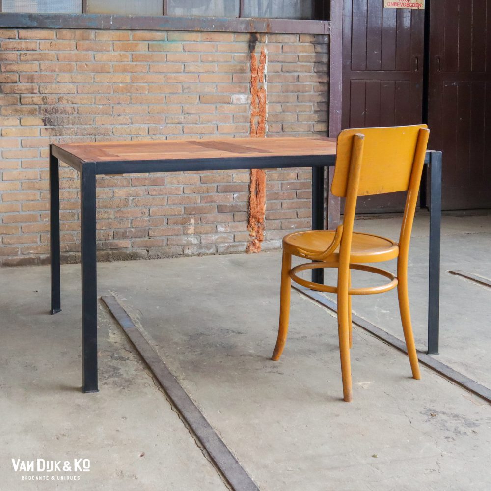 Industriële tafel met ingelegd tafelblad