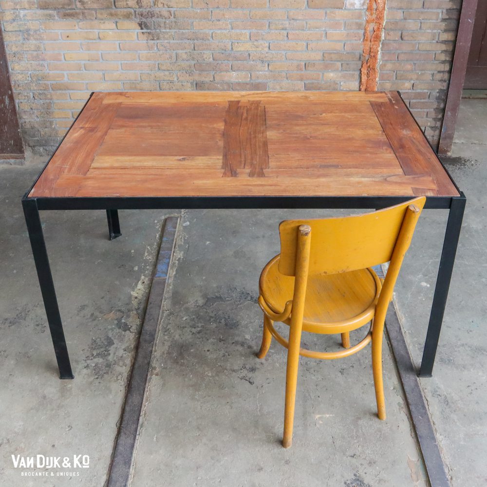 Industriële tafel met ingelegd tafelblad - Afbeelding 2