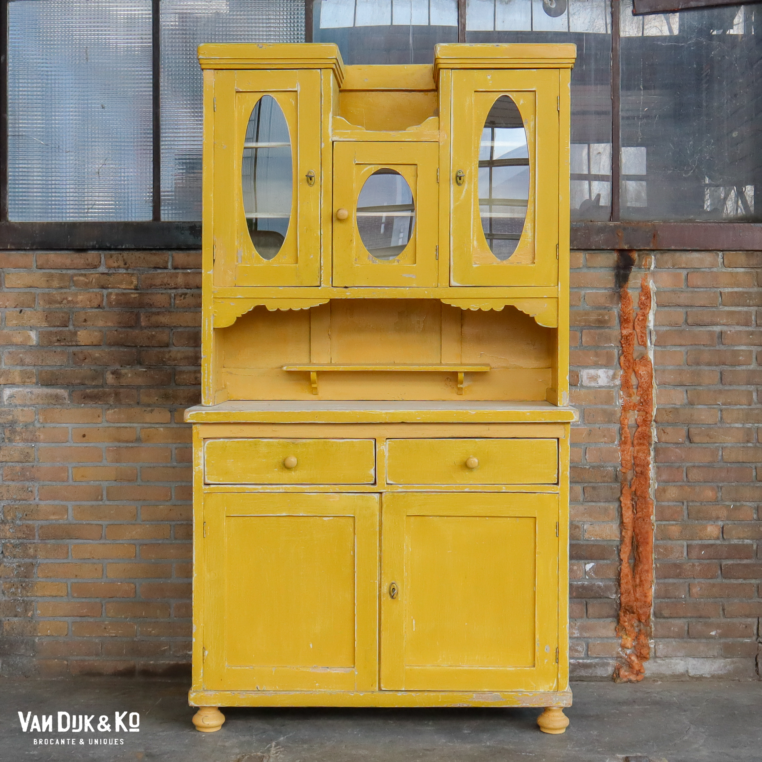 Brocante gele buffetkast