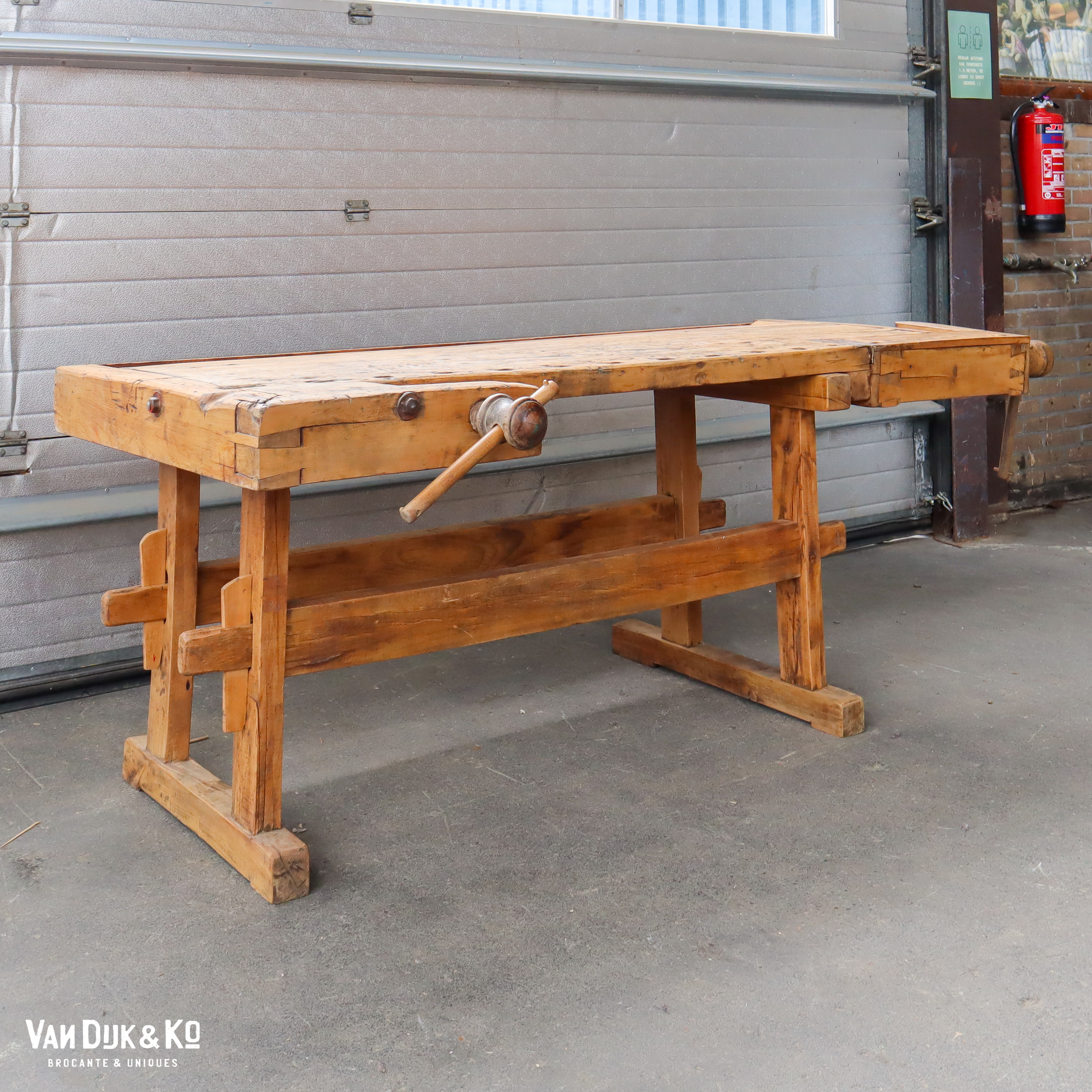 Vintage werkbank met bankschroeven