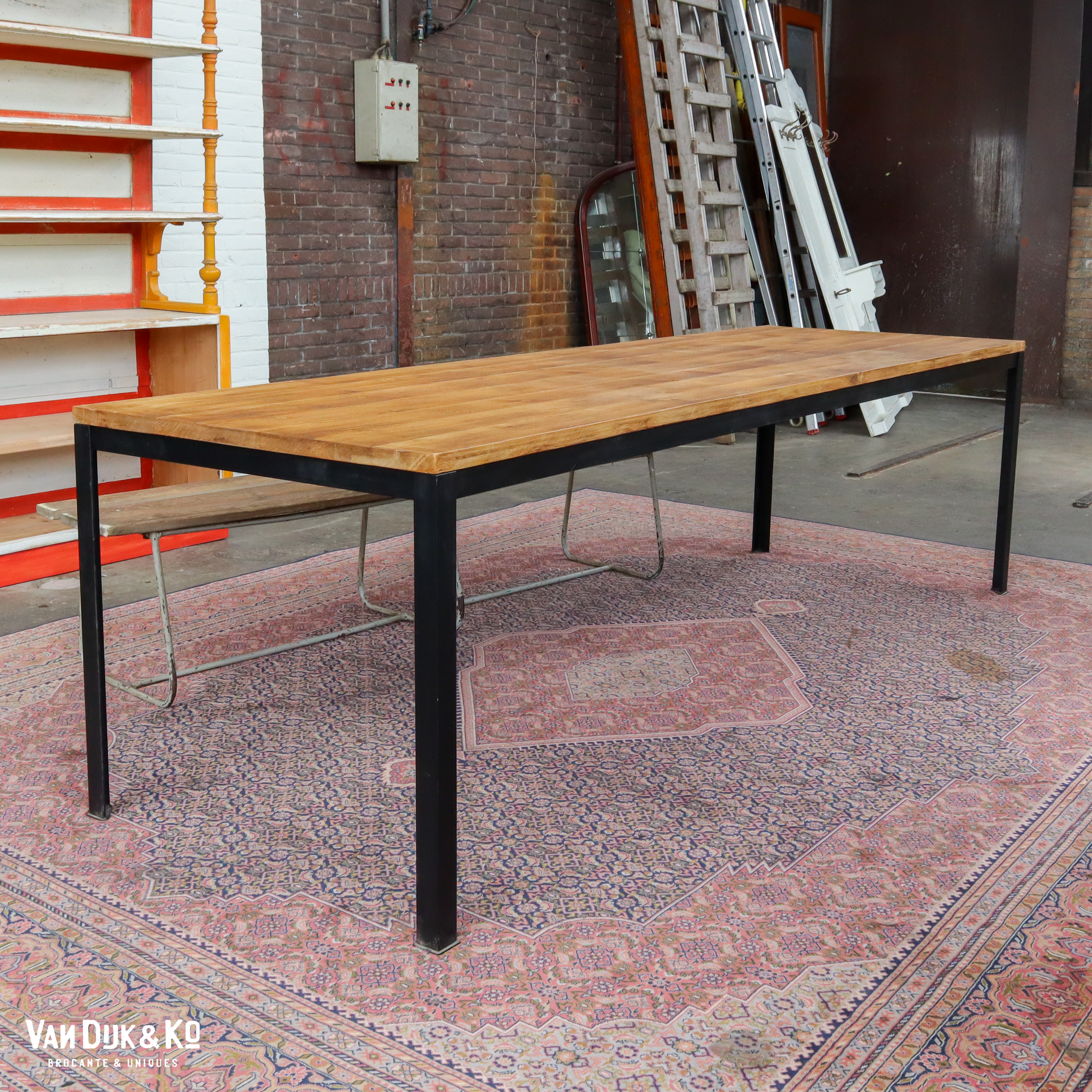 Industriële eettafel