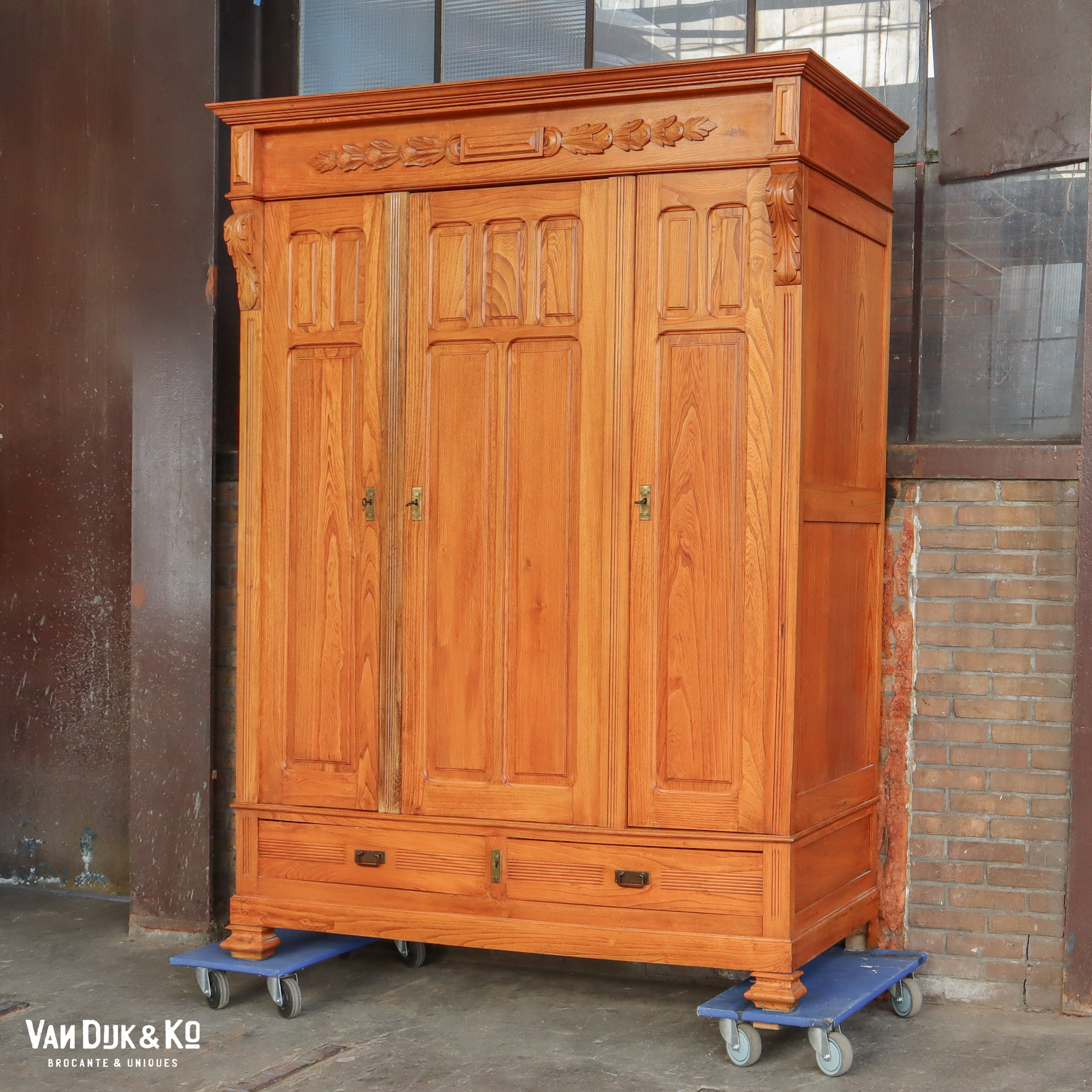 Brocante driedeurs linnenkast - Afbeelding 6
