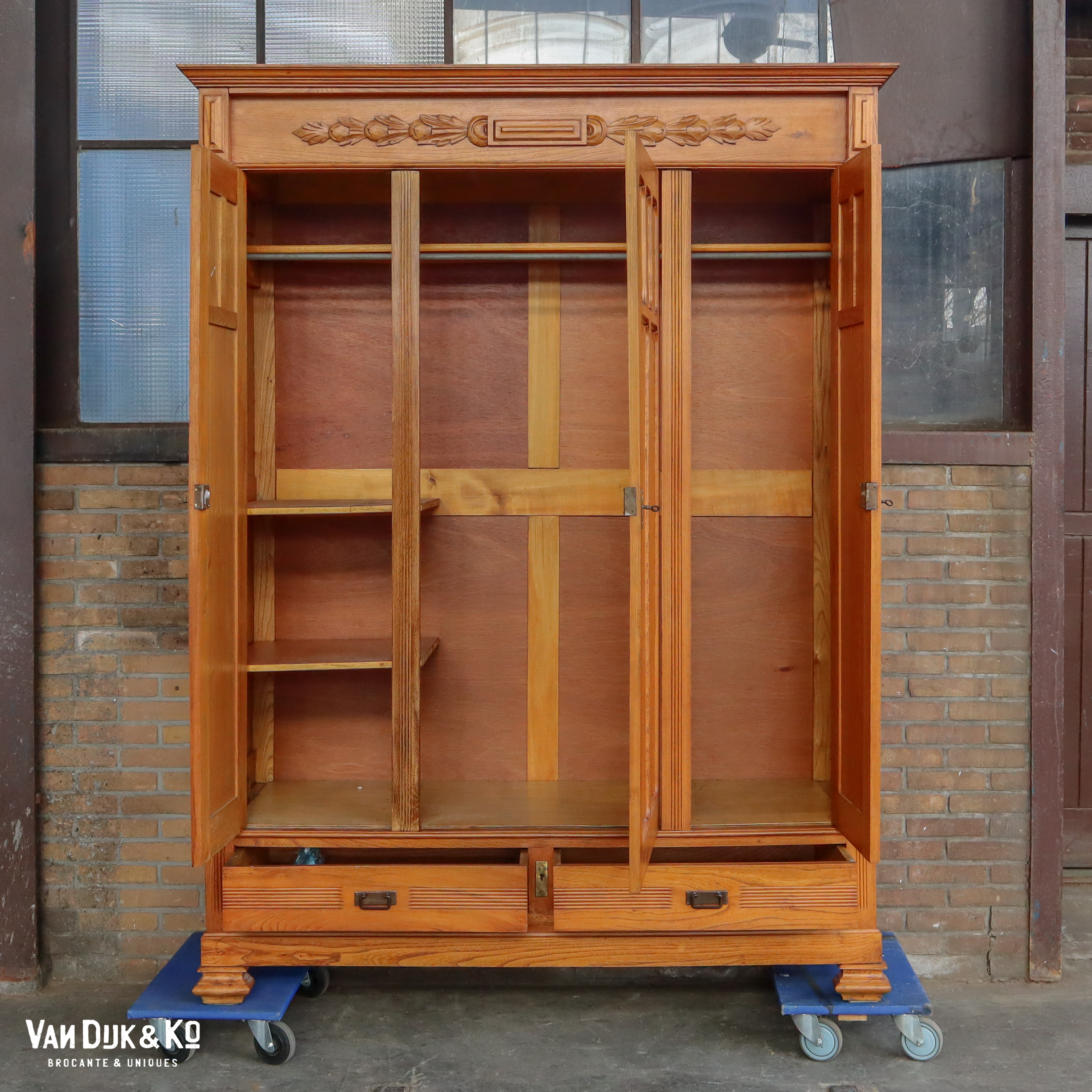 Brocante driedeurs linnenkast - Afbeelding 3