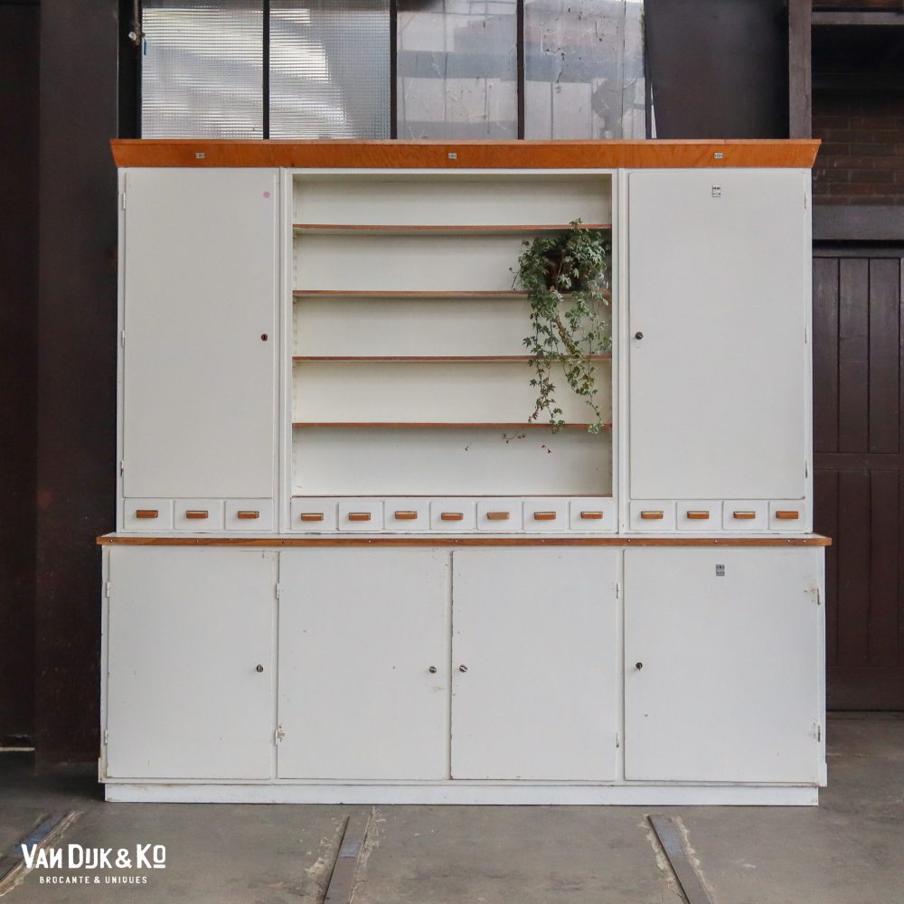 Witte apothekerskast