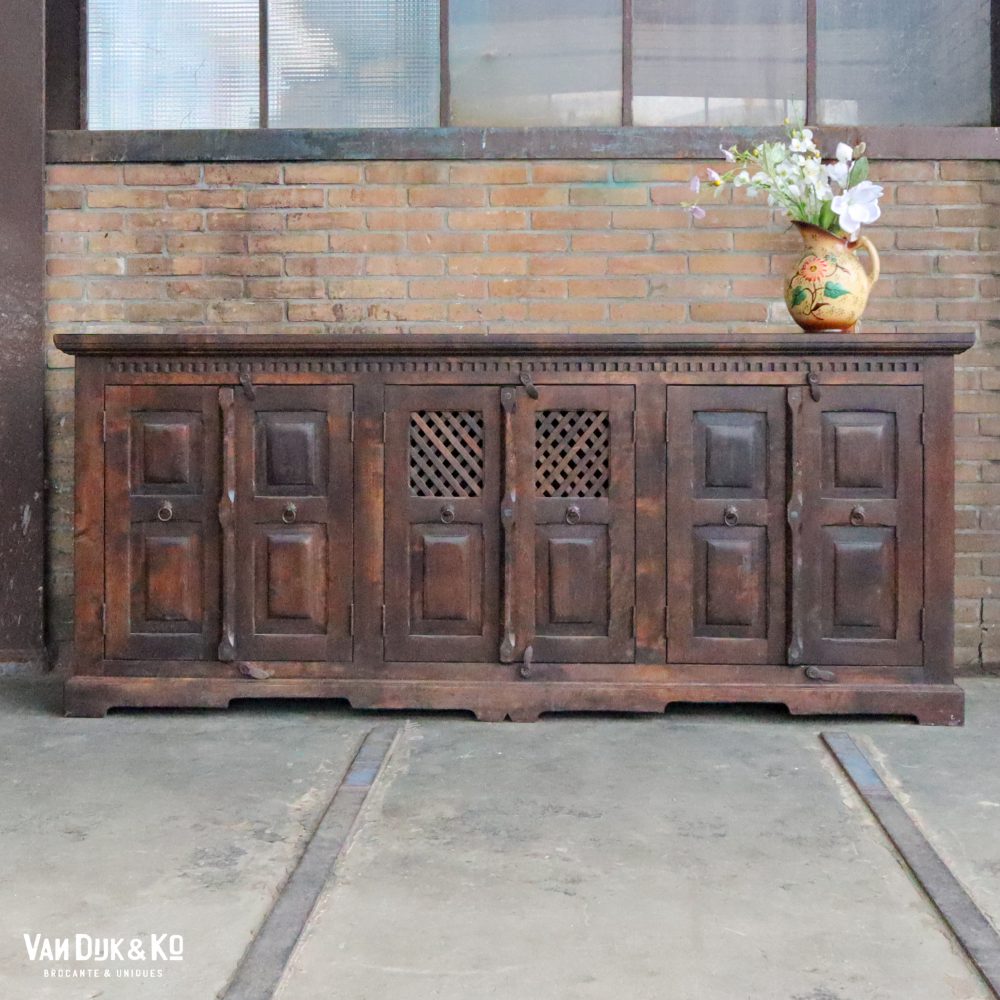 Robuust houten dressoir
