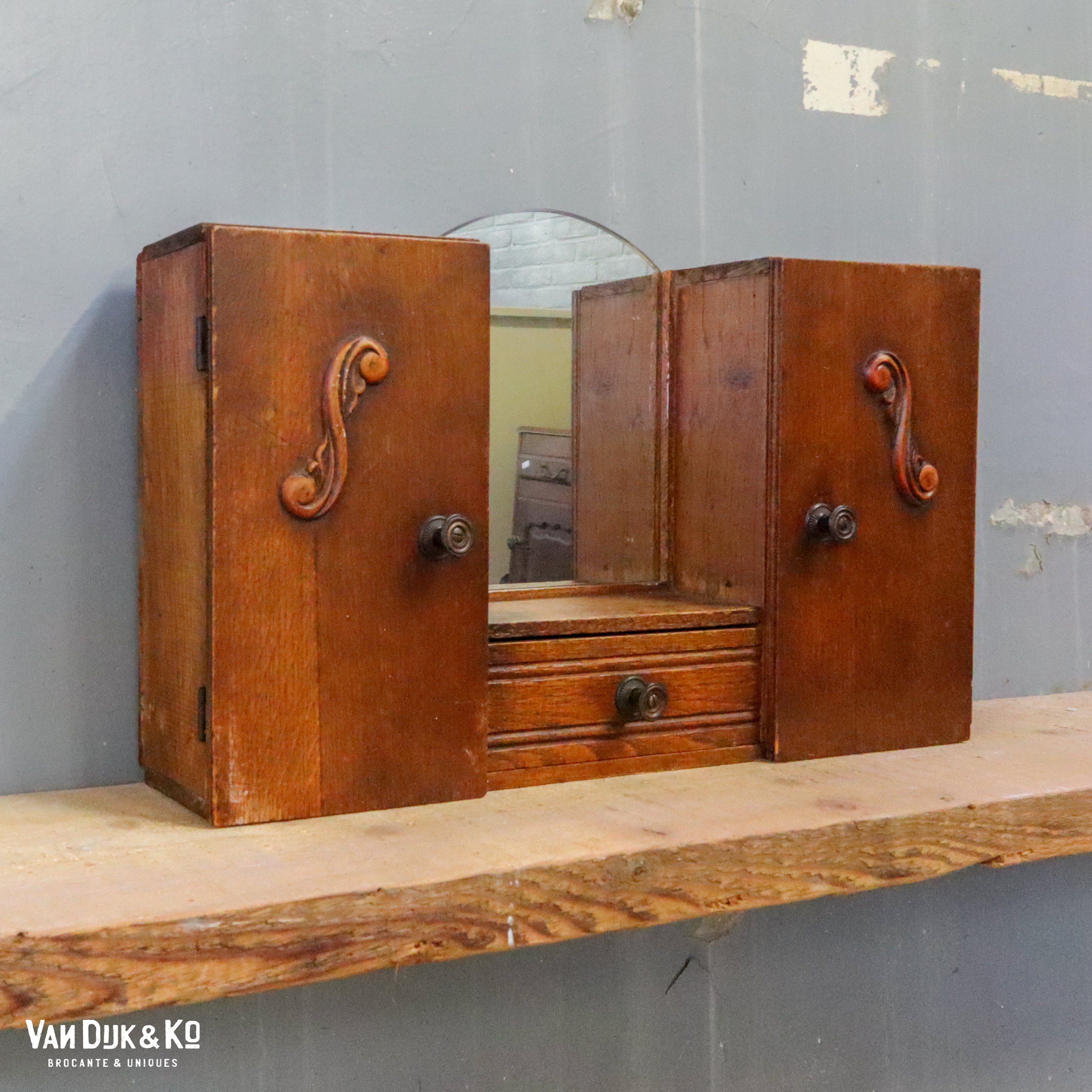 Vintage hangkastje met spiegel