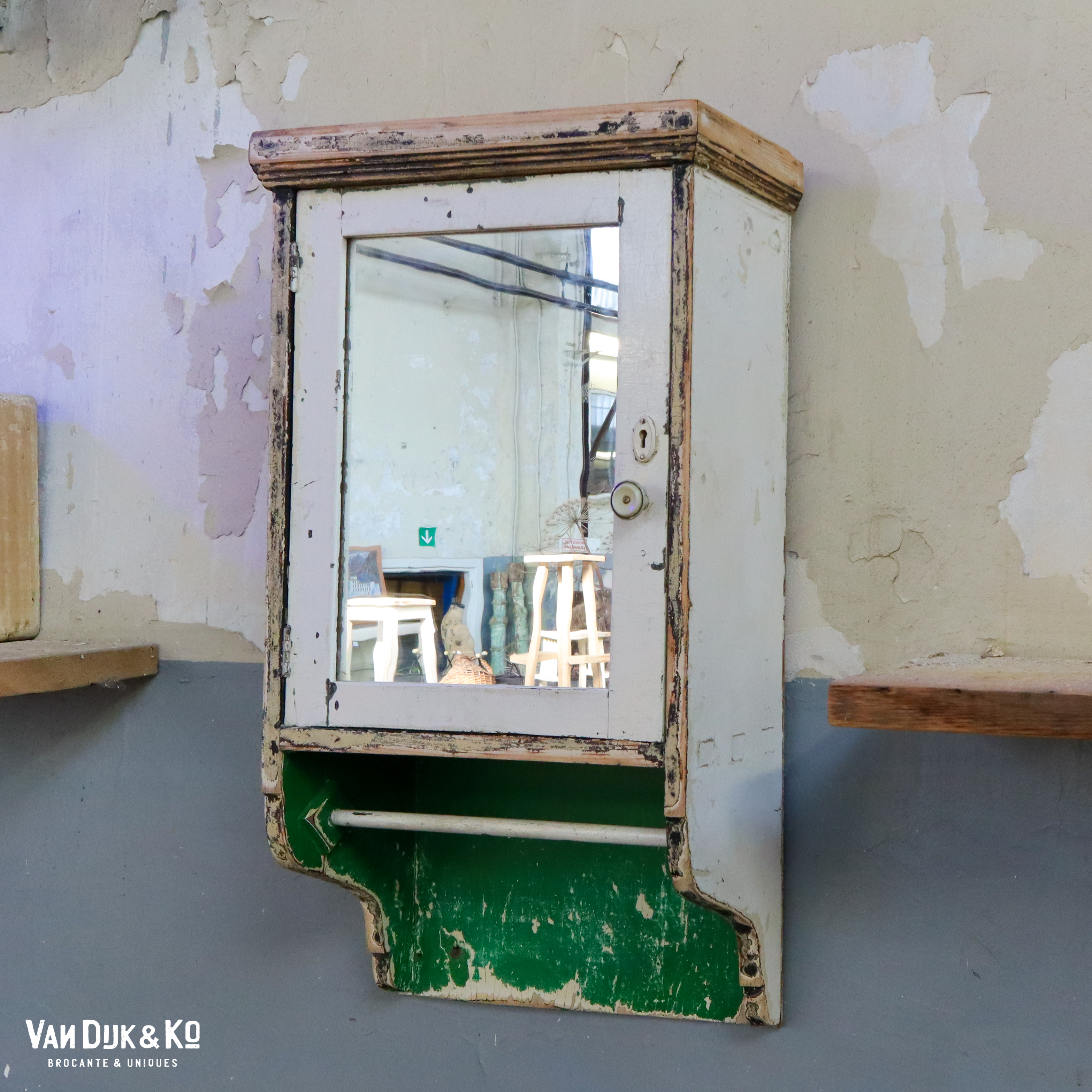 waterbestendig leerling daarna Brocante hangkastje met spiegel » Van Dijk & Ko