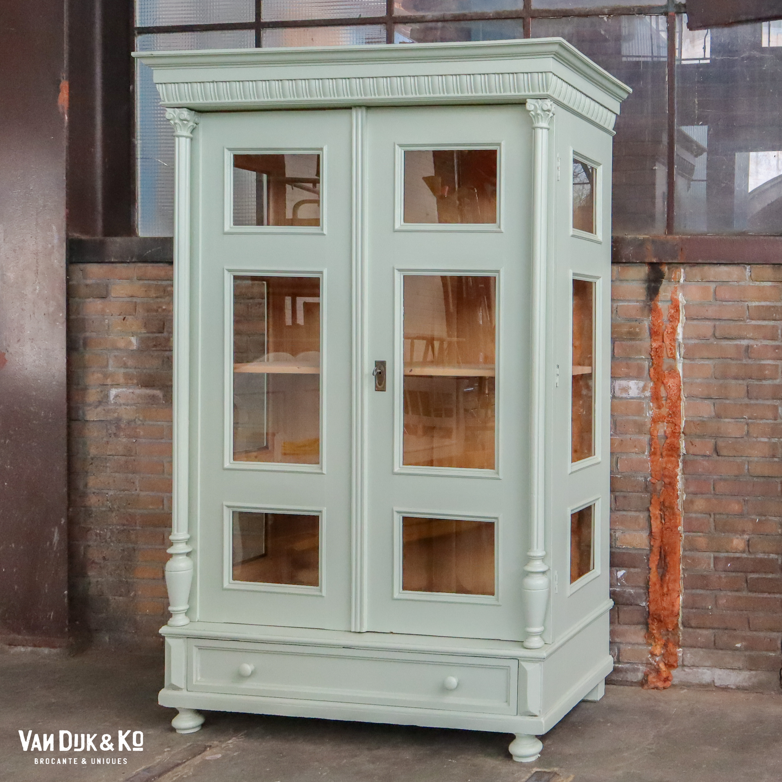 Brocante mintgroene vitrinekast