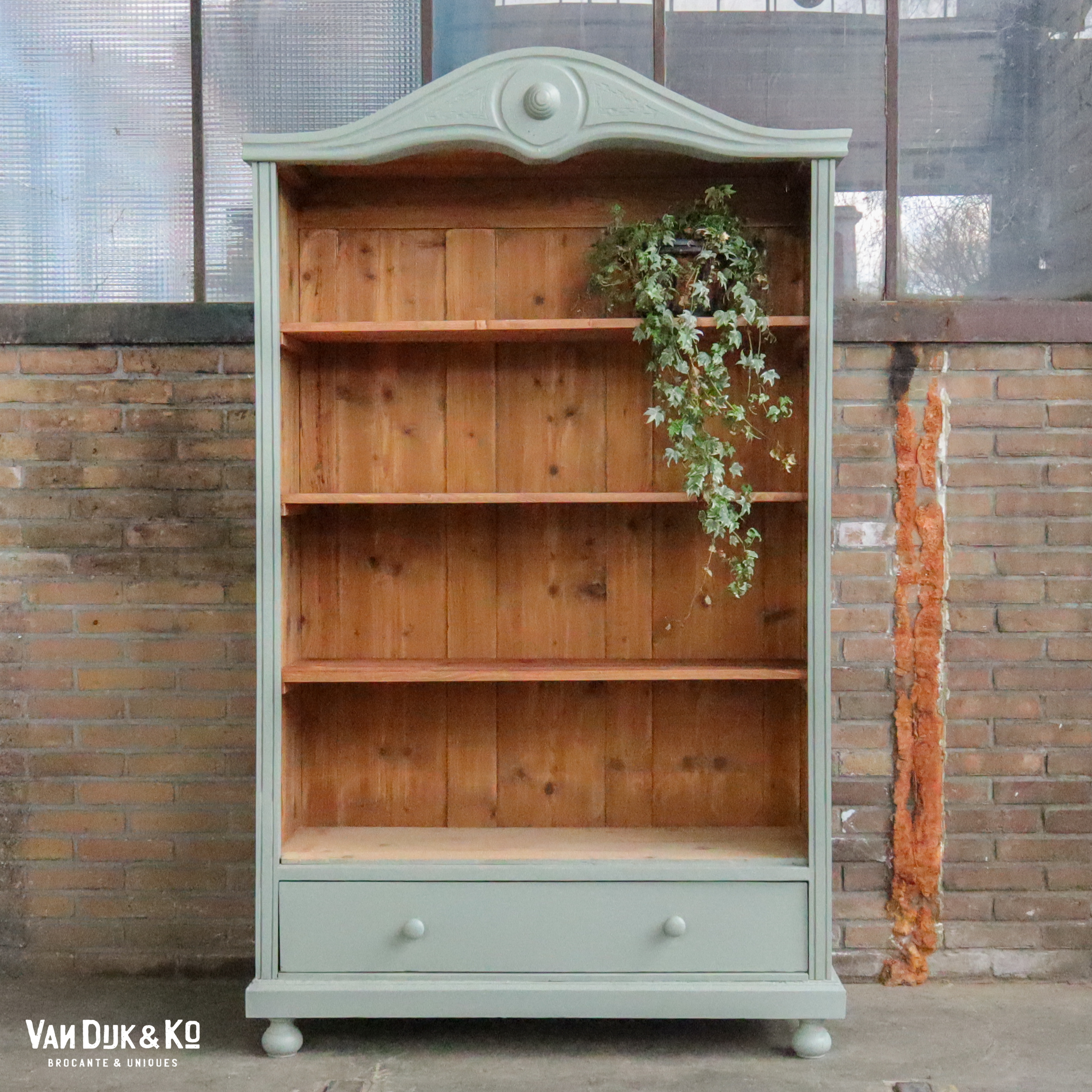 Open groengrijze boekenkast