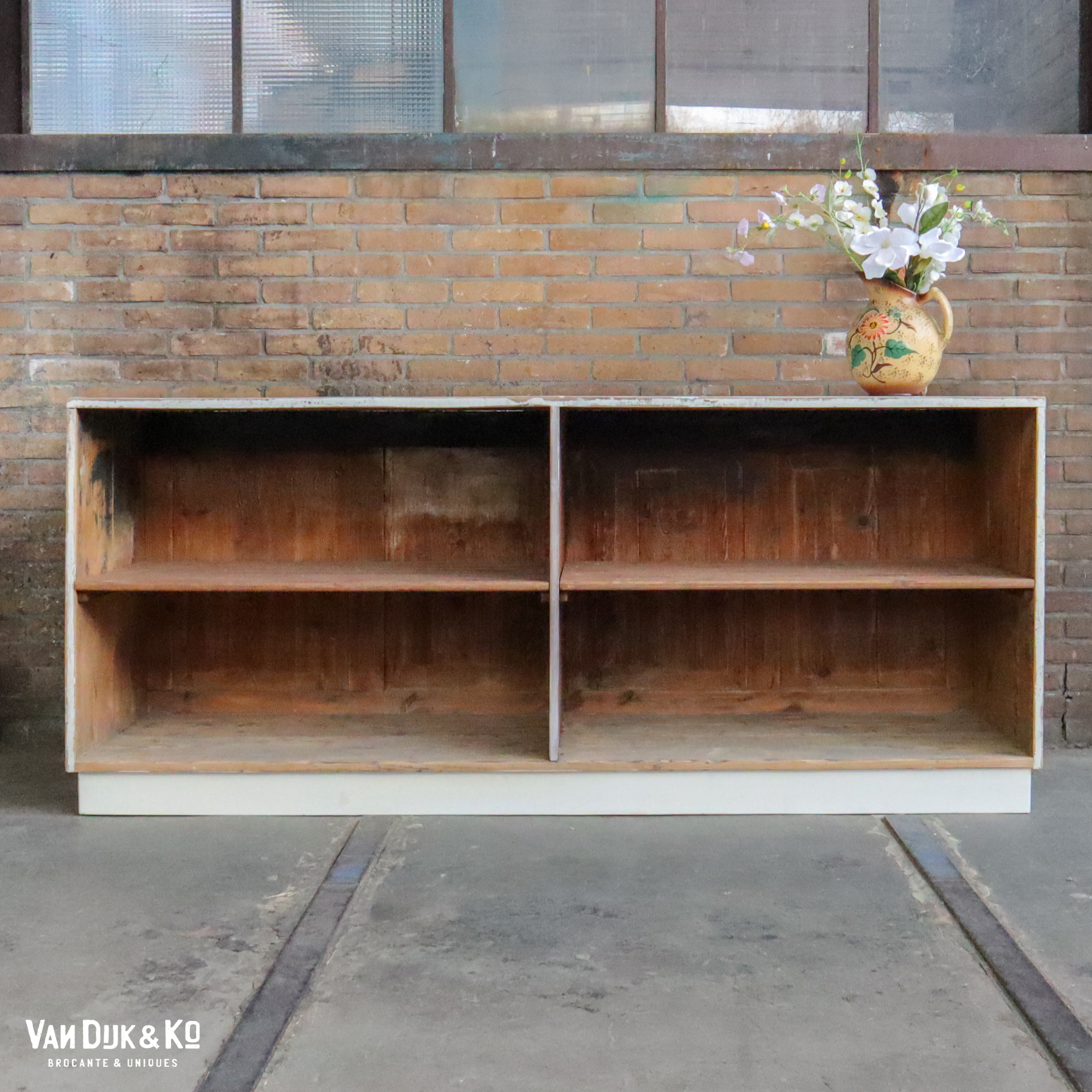 Witte brocante toog