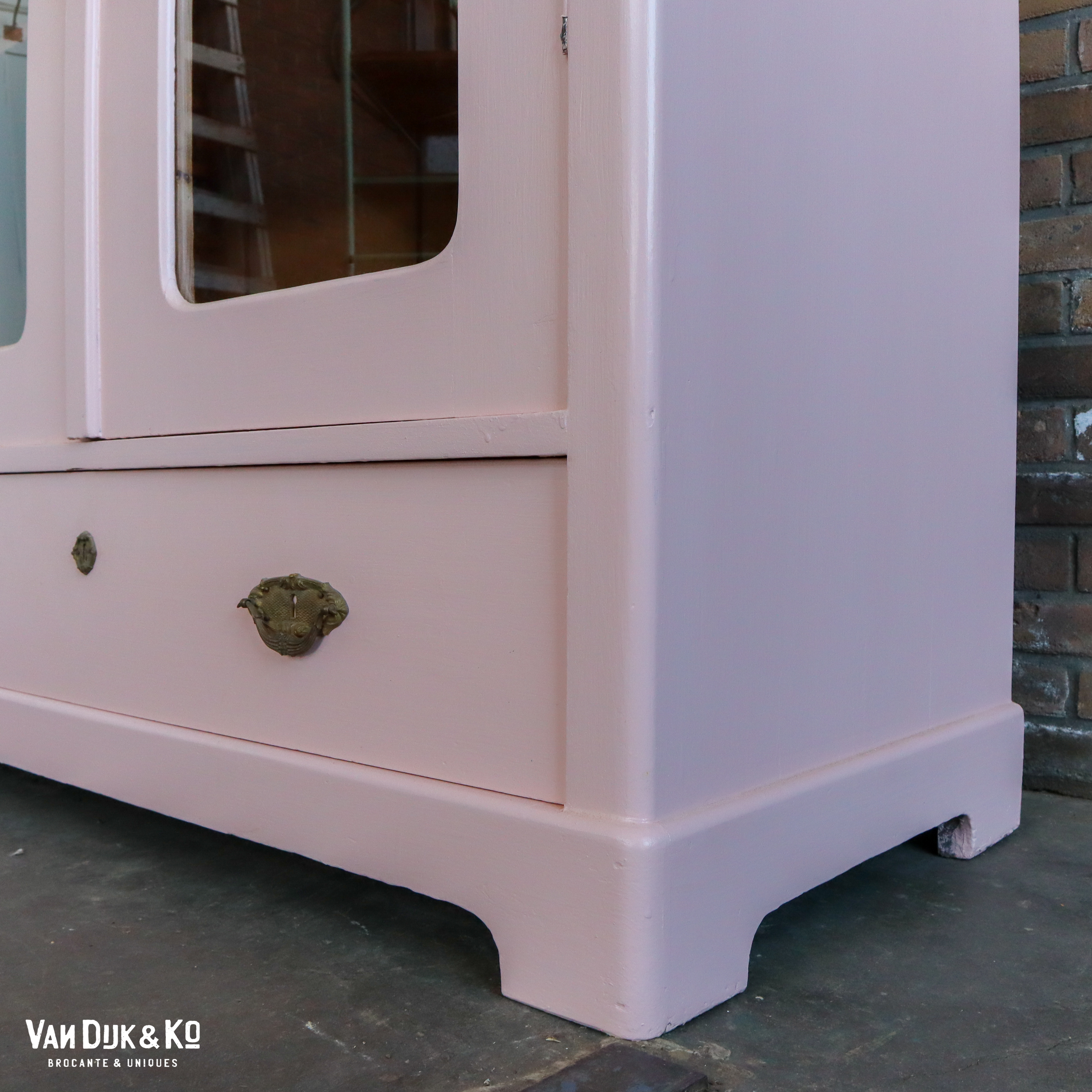 Brocante roze vitrinekast - Afbeelding 7