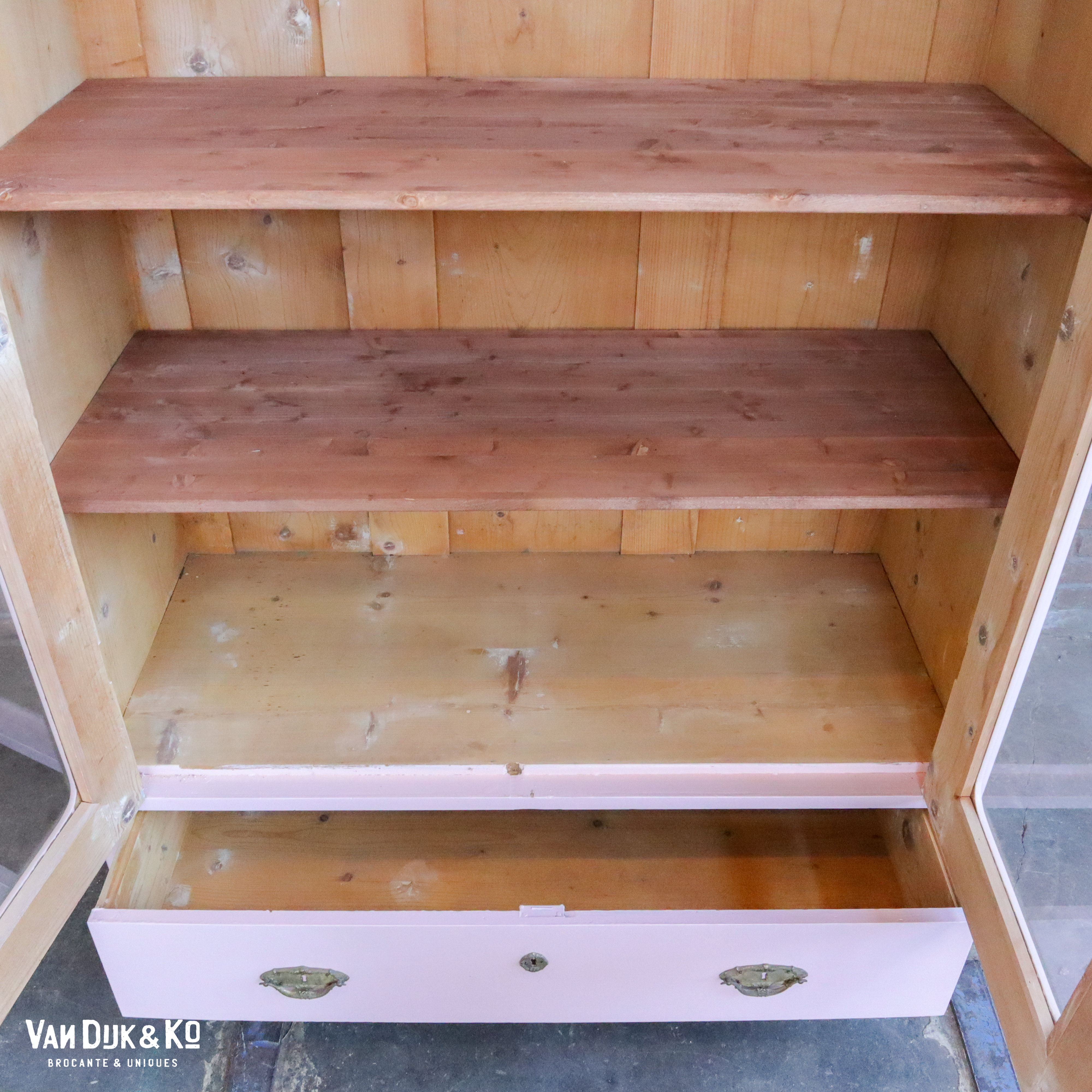 Brocante roze vitrinekast - Afbeelding 3
