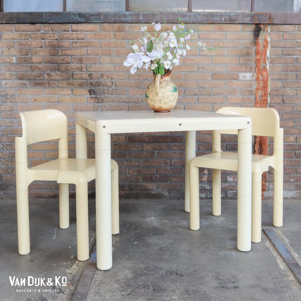 Design kunststof tafel met twee stoelen (set)