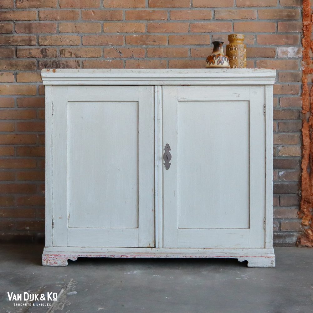 Brocante witte onderkast