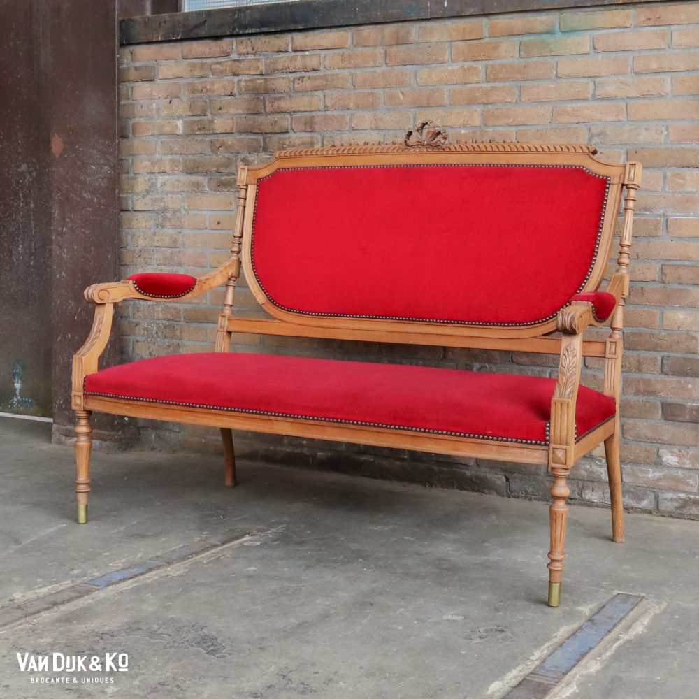 Antiek rood bankje