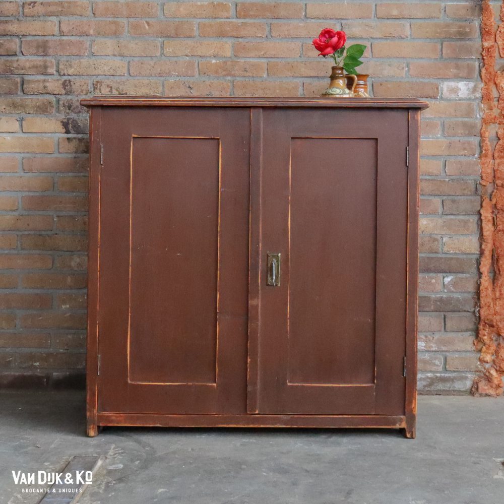 Brocante bruine onderkast