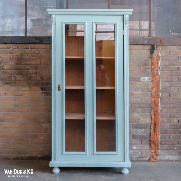 Brocante blauwe vitrinekast
